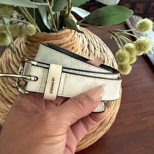 Women's Coach Signature Offwhite/Creame Leather Belt with Silver Buckle